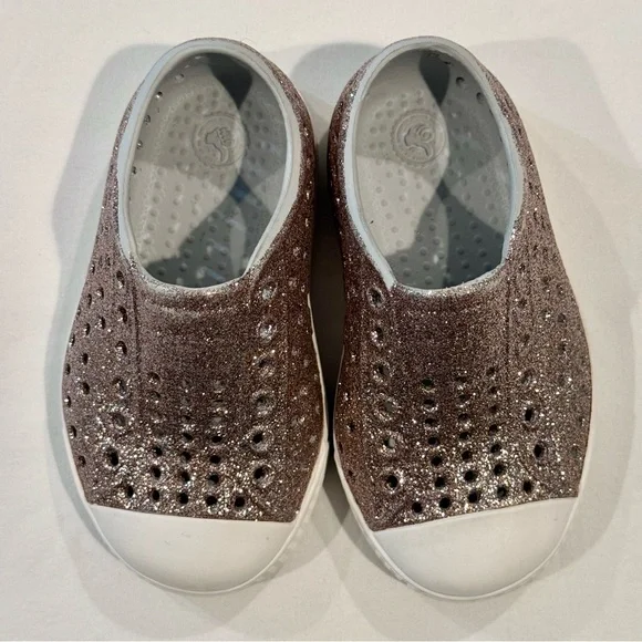 Native Shoes Jeffersons Glitter Girls 6 Metal Bling Shell White Sneakers Vegan - Picture 3 of 6